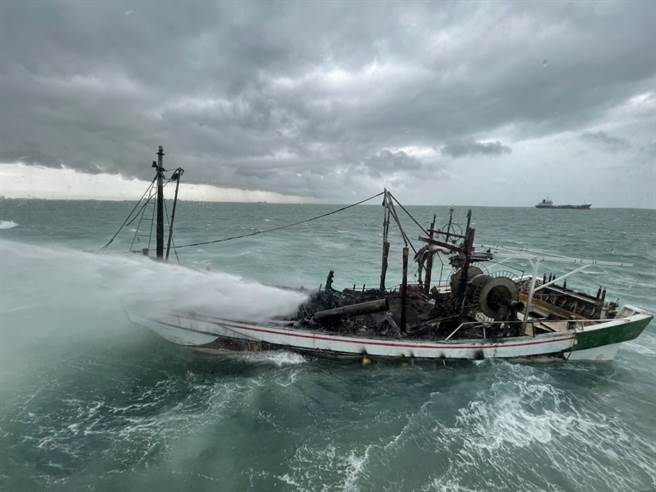 高雄兴达港外海渔船大火，船员跳海逃生获救。(海巡署提供)