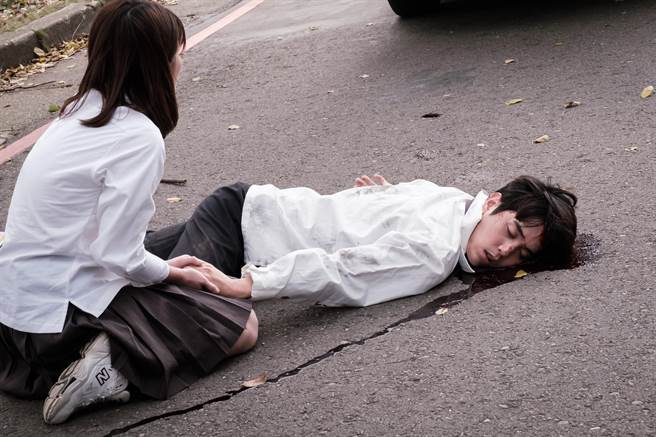 陳彥嘉劇中跑去被車撞。（民視提供）