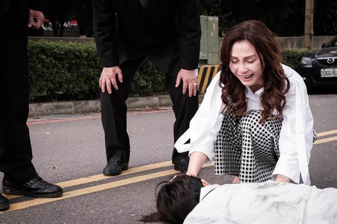 梁佑南劇中心痛哭不停。（民視提供）