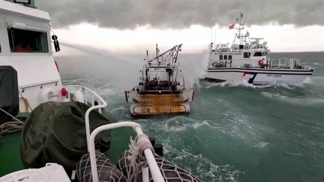 海巡艦隊分署第四海巡隊獲報到場搶救。（第四海巡隊提供／林瑞益高雄傳真）