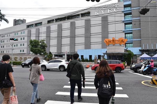 京元电竹南厂6日晚间获准復工，7日上午，员工正常上班。（谢明俊摄）
