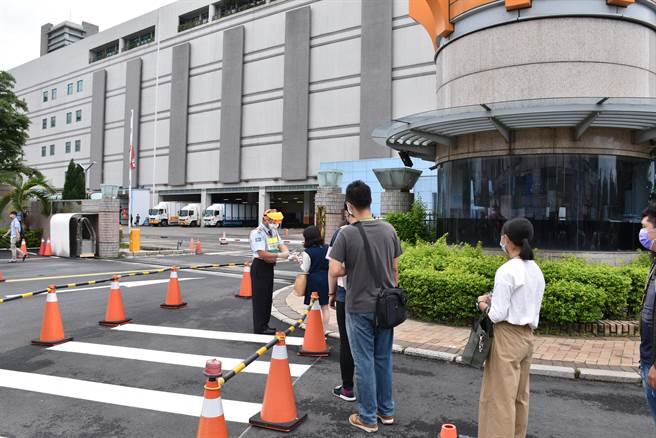 京元电竹南厂6日晚间获准復工，7日上午，员工上班进入厂区大门都须严格验查。（谢明俊摄）
