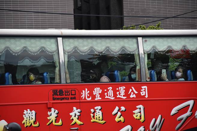 京元电竹南厂持续清空外籍员工宿舍，以游览车将菲籍移工送往造桥宿舍区。（谢明俊摄）
