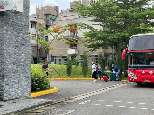 京元电竹南厂持续清空外籍员工宿舍，以游览车将菲籍移工送往造桥宿舍区。（谢明俊摄）