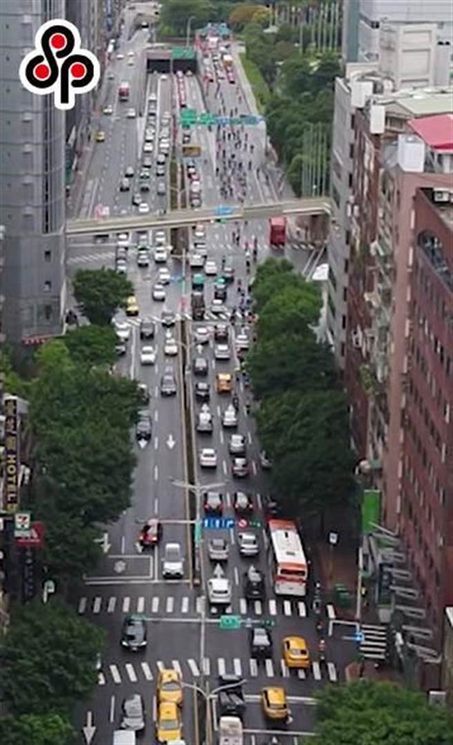 （图为路上车辆一景。图／本报资料照片）
