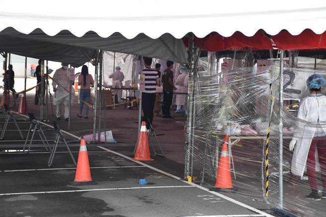 竹南超丰电子厂持续员工快筛。（谢明俊摄）