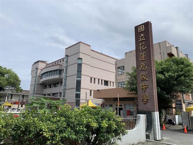 全台三级警戒延长至28日，各级学校配合停止到校上课至暑假，花莲高中以下各学校也陆续採取多元评量或线上考试等方式，确保学生在家中线上学习的成效。（图为花莲高中／罗亦晽摄）