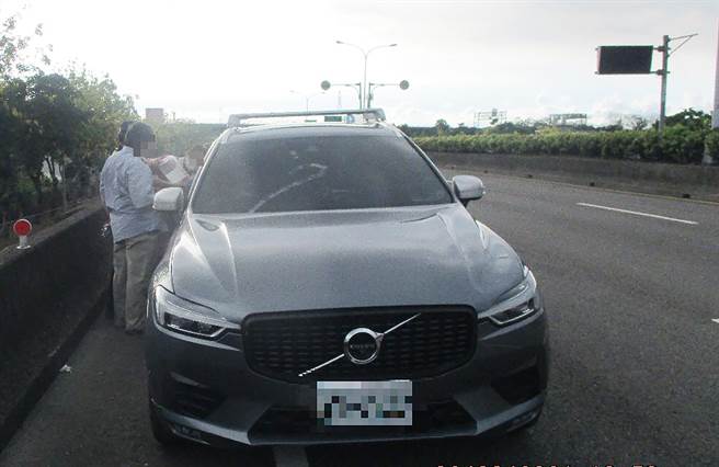 黃男開車行經中投公路11.2K處，油箱見底開不動，請家人帶來一瓶汽油來加，卻碰到無法將油加到油箱裡的窘境。（霧峰局提供／黃國峰台中傳真）