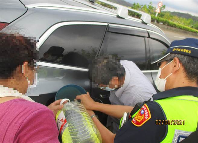 台中市警局霧峰分局萬豐派出所員警想到，可以利用伸縮的警棍，撐開第二層隔板，順利將油加到油箱內。（霧峰局提供／黃國峰台中傳真）