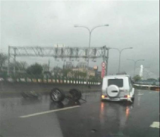 宾士车疑变换车道，因路面积水，瞬间打横衝撞路中央分隔岛。（摘自记者爆料网）