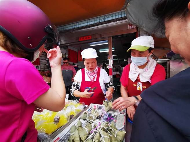 彰化縣員林市第一市場飄香40年的肉粽業者，以每顆十元的價格稱霸市場，每年接單將近5萬顆，今年因為疫情影響，整體業績狂掉3成，加上原物料上漲但業者仍苦撐不敢漲價。(本報資料照片)