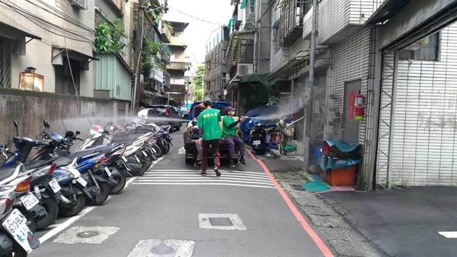 新北市中和区公所环保组于公共区域全面大清消。（中和区公所提供）