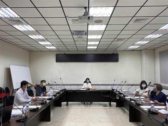 高市议长曾丽燕及副议长陆淑美日前再度召集国民党、民进党及无党团结联盟总召举行协商会议，包括童燕珍、郑光峰及朱信强等党团总召与会，最后党团协商决定顺延议程。（高雄市议会提供）