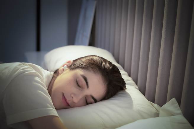 台湾民眾失眠比例高居不下，1MORE万魔声学发布兼顾舒眠和聆听的全新产品1MORE ComfoBuds Z 真无线耳机，现正预购中。（1MORE提供／黄慧雯台北传真）