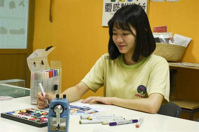 录取台科大的洪子媗是新住民子女，父母离异后，从小都是由奶奶照顾，隔代教养让她特别独立、有想法。（校方提供）