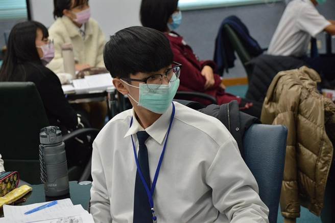 应用英语科的杨冠昱则来自单亲家庭，看见母亲独自抚养自己的辛苦，激发他奋发向上的动力。（校方提供）