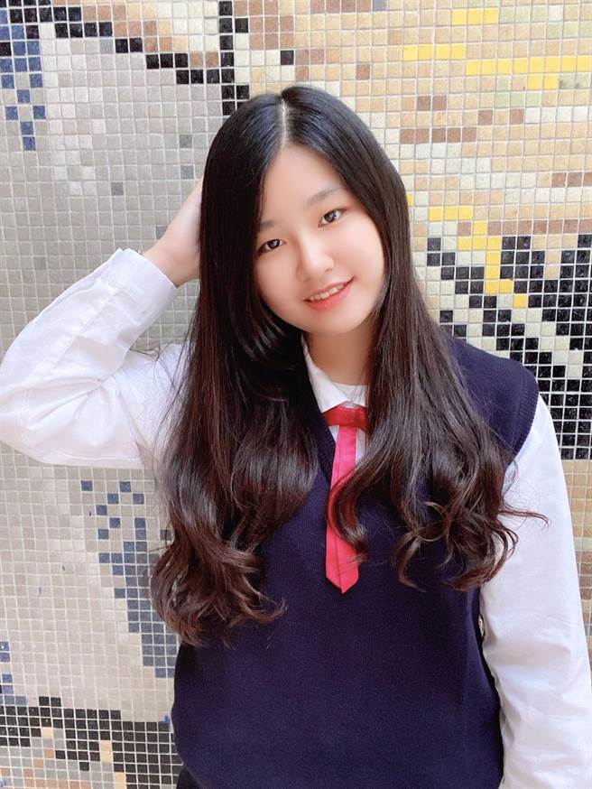 资处科陈欣妤同学热心负责，是老师最得力的小帮手，高一开始便崭露头角，积极参与校内外各项比赛，获选资处科全国商科技艺竞赛文书处理副选手，总共考取8张证照。（校方提供）