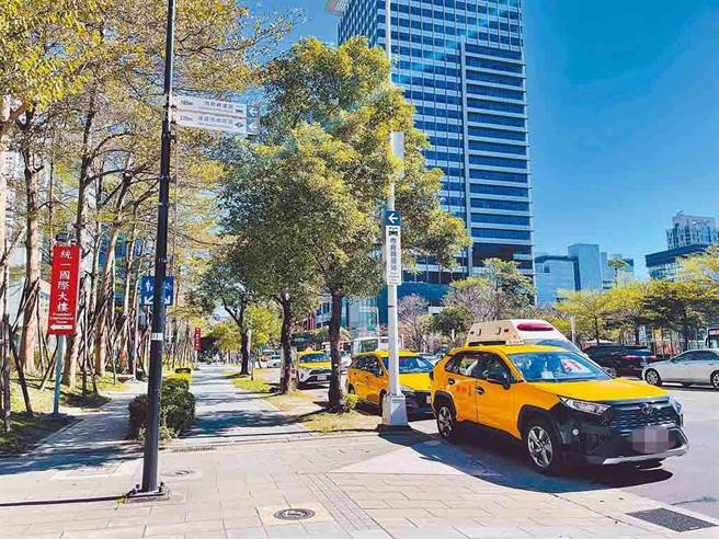 公路总局表示，计程车客运业、游览车客运业驾驶人及小客车租赁业代雇驾驶人薪资补贴继续发放。（本报资料照）