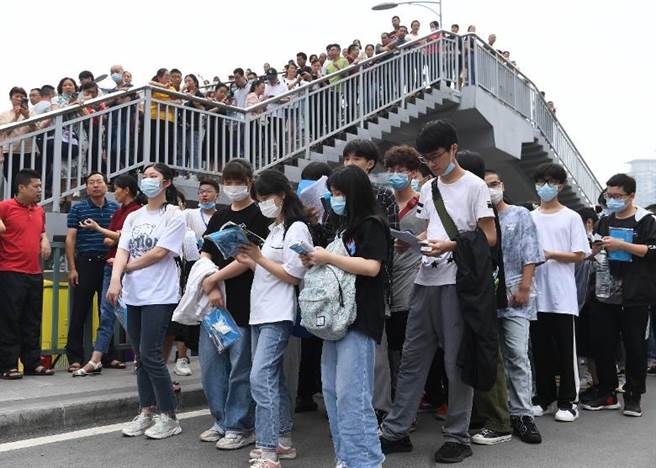 重庆考生在考前温习。（中新社）