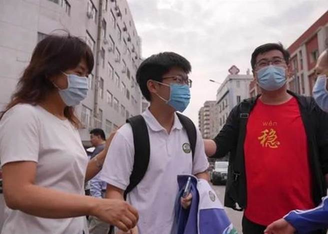 大陆考生家长穿上写有「稳」字的红色衣服。（东网）