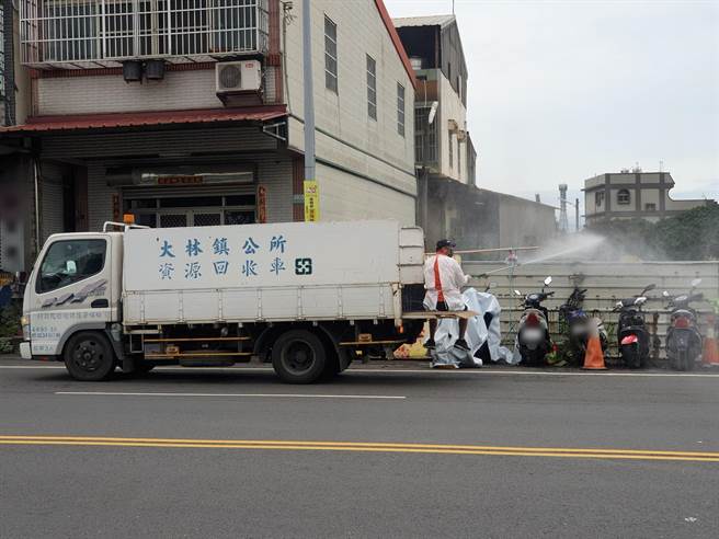 縣府針對確診個案住家周邊進行消毒。（嘉縣政府提供／張亦惠嘉縣傳真）
