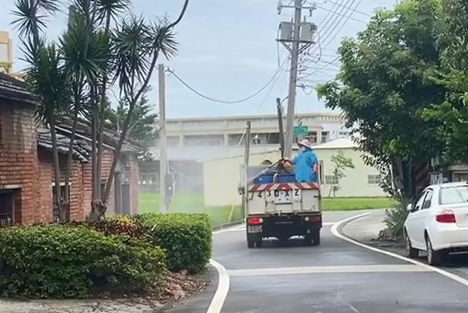 北彰化某鄉傳出新北三重60多歲婦女返鄉發燒確診，全村大清消。（民眾提供／謝瓊雲彰化傳真）