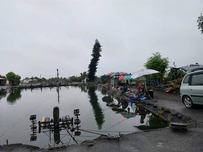 宜兰县三星警分局查获有钓鱼场违反暂停营业规定，负责人与钓客共8人每人处1.5万元罚锾。（警方提供／李忠一宜兰传真）