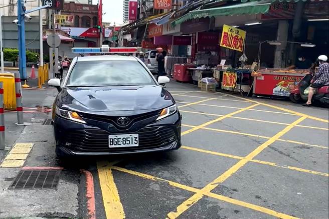 宜兰县政府明天将与各乡镇市公所开会，确认传统市场管制作为，图为警方在市场透过巡逻车广播提醒民眾佩戴口罩、不要群聚。（读者提供／李忠一宜兰传真）