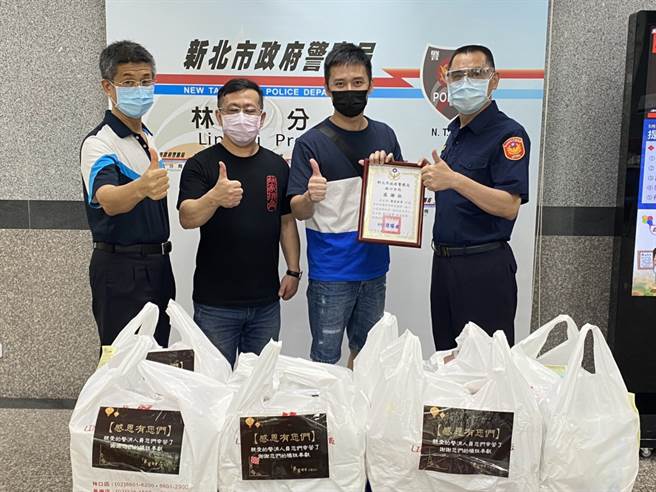 林口辖区知名的「蔡家排骨」因感员警的奉献与付出，于今（7）日提供上百个美味便当，致赠林口警分局，向第一线的防疫英雄致上最深敬意，守护大家的健康，齐心抗疫。(戴志扬翻摄)