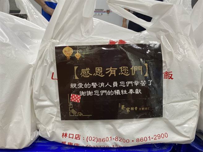 林口辖区知名的「蔡家排骨」因感员警的奉献与付出，于今（7）日提供上百个美味便当，致赠林口警分局，向第一线的防疫英雄致上最深敬意，守护大家的健康，齐心抗疫。(戴志扬翻摄)