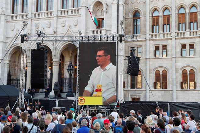 布達佩斯市長卡拉松尼向人群發表講話，聲稱要與示威者共同反對匈牙利政府成立復旦大學分校計畫。（圖／路透）