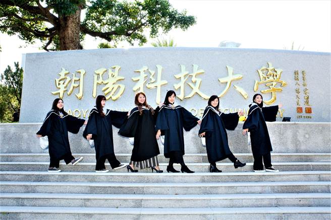 朝阳科技大学获评为2021大学声望调查办学最佳科大，毕业生也获选为企业最爱科大第一，深获肯定。图为疫情三级警戒前毕业生拍摄之毕业照。（朝阳科大提供／林欣仪台中传真）
