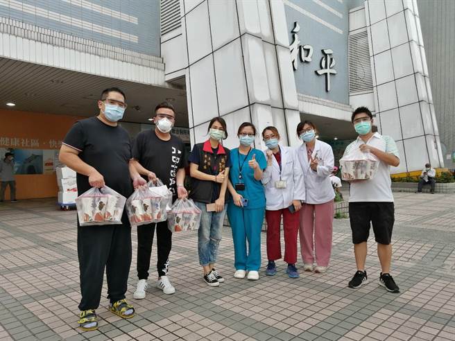万华在地商家及青年将连续10天，每日亲送300杯予万华区快筛站医护、警、消及环保人员，而国军三军总医院各院区，也为本次捐赠对象之一。(戴志扬翻摄)