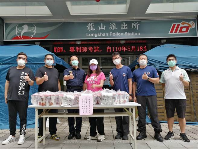 万华在地商家及青年将连续10天，每日亲送300杯予万华区快筛站医护、警、消及环保人员，而国军三军总医院各院区，也为本次捐赠对象之一。(戴志扬翻摄)