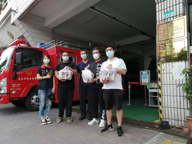 万华在地商家及青年将连续10天，每日亲送300杯予万华区快筛站医护、警、消及环保人员，而国军三军总医院各院区，也为本次捐赠对象之一。(戴志扬翻摄)