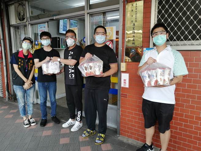 万华在地商家及青年将连续10天，每日亲送300杯予万华区快筛站医护、警、消及环保人员，而国军三军总医院各院区，也为本次捐赠对象之一。(戴志扬翻摄)