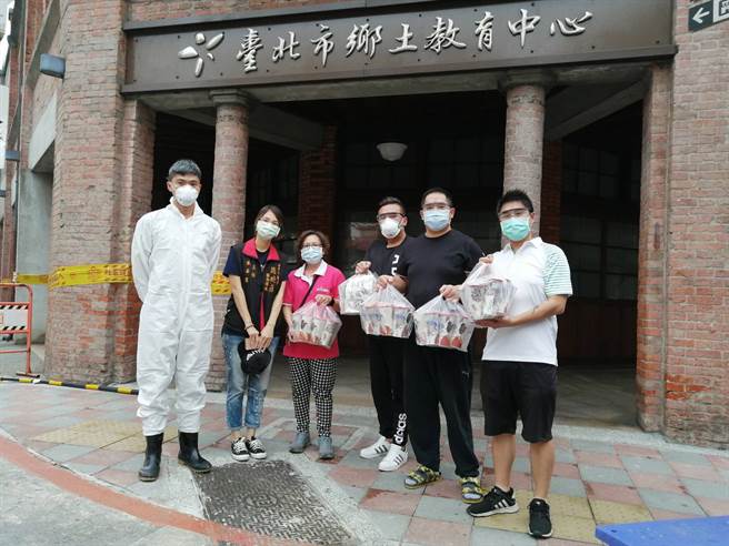 万华在地商家及青年将连续10天，每日亲送300杯予万华区快筛站医护、警、消及环保人员，而国军三军总医院各院区，也为本次捐赠对象之一。(戴志扬翻摄)