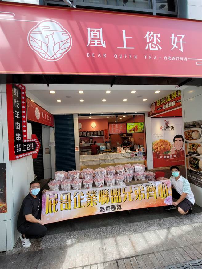 万华在地商家及青年将连续10天，每日亲送300杯予万华区快筛站医护、警、消及环保人员，而国军三军总医院各院区，也为本次捐赠对象之一。(戴志扬翻摄)
