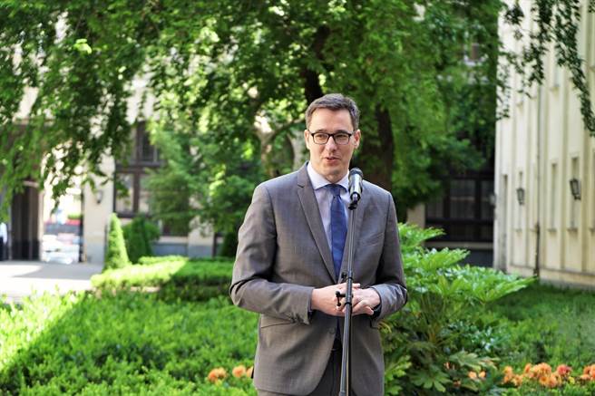 布達佩斯市長卡拉松尼年僅45歲，外形斯文帥氣，極有群眾魅力，他與總理奧爾班在對中國政策立場相左，反對中國復旦大學在布達佩斯分校。（圖／Gergely Karácsony臉書)