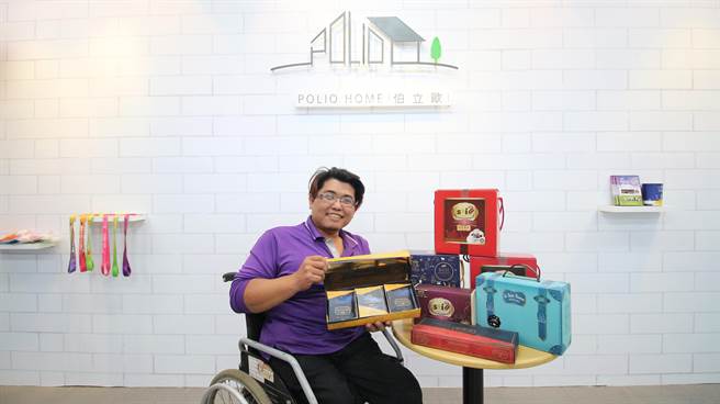 罹患小儿麻痹症的阿德，学以致用将自己的创意与技术结合，获国立歷史博物馆肯定合作。（劳动力发展署中彰投分署／卢金足台中传真）