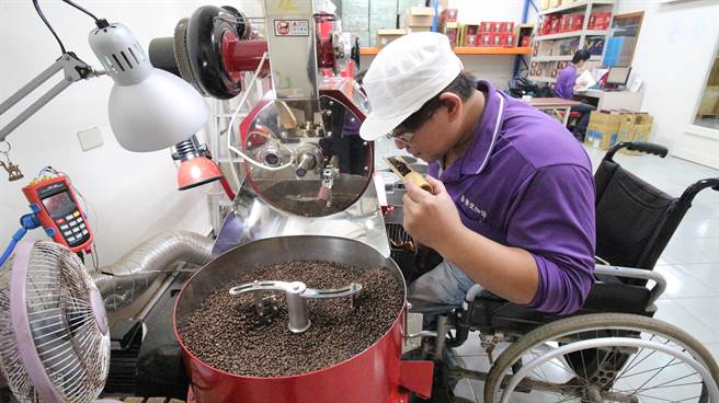 阿德结合从馆藏常玉画作图像获取的灵感，研发出多款不同风味的滤挂咖啡，成功在职场中找到自我的价值。（劳动力发展署中彰投分署／卢金足台中传真）