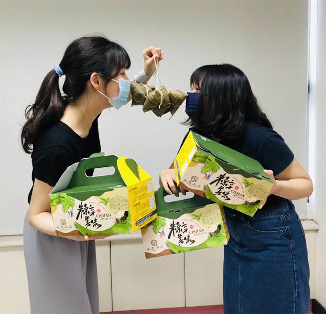 高雄市农业局推出古早味香蕉粽，欢迎民眾上网选购。（高雄市农业局提供／林瑞益高雄传真）