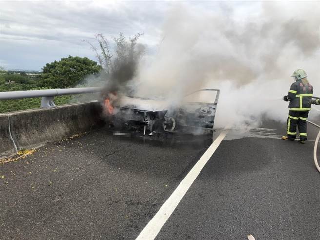 国道3云林县古坑段1辆自小客车疑自撞护栏起火，男驾驶成焦尸。（云林县消防局提供／张朝欣云林传真）