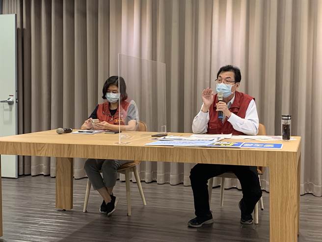 新北市土城区某长照机构上月29日爆发群聚感染，新北市卫生局长陈润秋（左）、新北市副市长刘和然（右）下午受访说明。（许哲瑗摄）