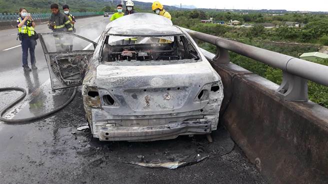 嘉義市警察局少年隊謝姓小隊長今上午駕偵防車北上洽公，卻死於火燒車意外。（第八公路警察大隊提供∕呂妍庭嘉義傳真）