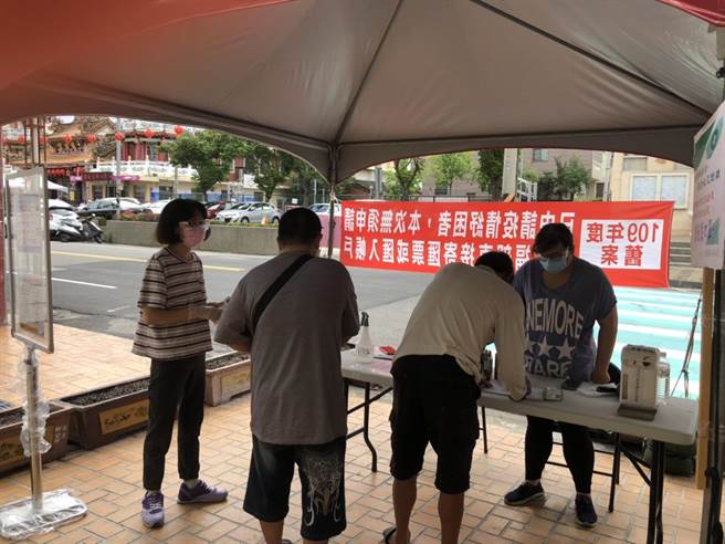 后里区公所「超前布署」设置纾困洽询专区，一个上午大约有20、30人前往。（陈淑娥摄）