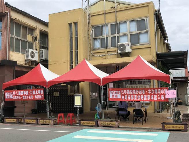 后里区公所「超前布署」设置纾困洽询专区。（陈淑娥摄）