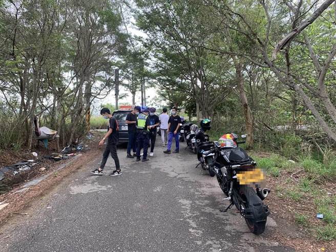 年轻车友们骑车到彰139线大彰路20公里处的林荫小径偷偷车聚，还被路过眼尖民眾发现没戴口罩。警方到场稽查时眾人虽赶紧把口罩戴上，但人数11人仍已经违反室外人数规定。（警方提供／谢琼云彰化传真）