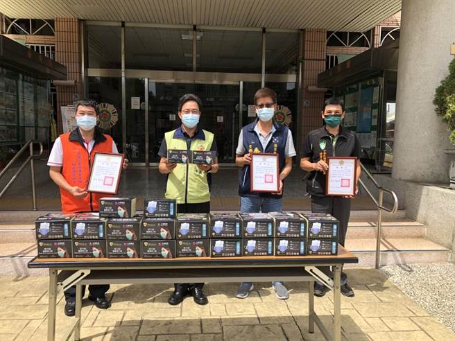國內疫情嚴峻，台中市榮服處集結各單位團體，於7日捐贈醫療口罩2000片提供給榮民眷屬防疫使用。（台中市榮服處提供／張妍溱台中傳真）