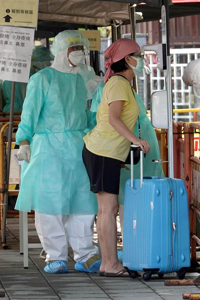有民眾预防万一，拖着行李箱前来快筛，所幸最后结果是阴性。（黄世麒摄）
